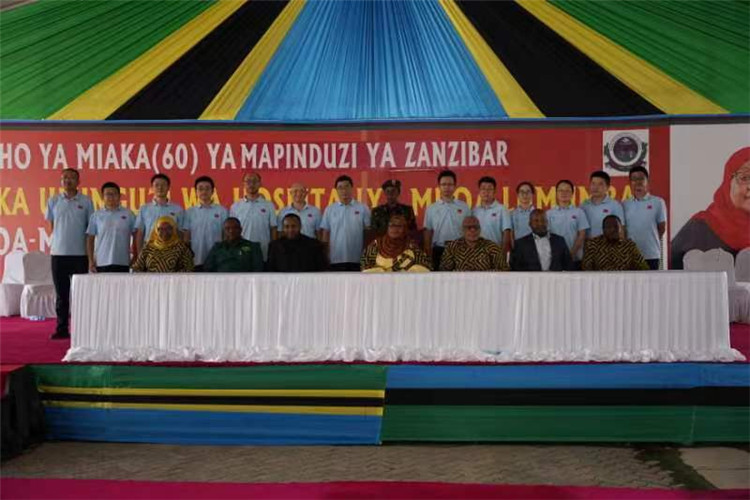 坦桑尼亞政要與中國醫(yī)療隊合影。中國（江蘇）第33期援桑給巴爾醫(yī)療隊供圖