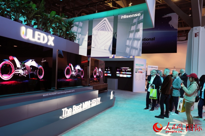 海信在此次展會(huì)上推出ULED X系列電視110UX，是全球首臺(tái)4萬+分區(qū)MiniLED電視，斬獲2024年美國(guó)消費(fèi)電子展創(chuàng)新獎(jiǎng)。人民網(wǎng)記者 李志偉攝