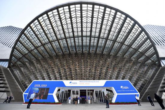 2023年10月30日，參會嘉賓步入長沙國際會議中心。當日，以“全球發(fā)展 共享安全”為主題的博鰲亞洲論壇全球經(jīng)濟發(fā)展與安全論壇第二屆大會在湖南長沙開幕。新華社記者 陳振海 攝