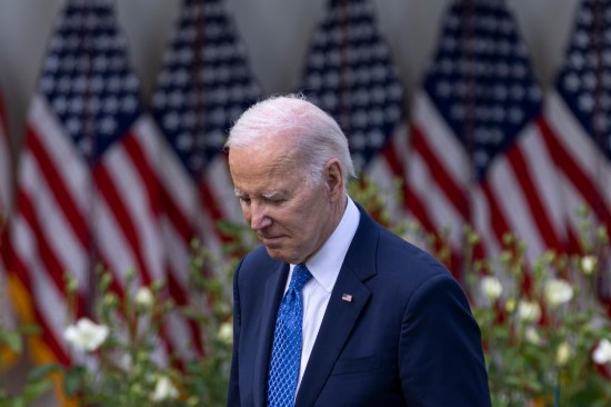 2023年4月24日，美國(guó)總統(tǒng)拜登在首都華盛頓白宮出席活動(dòng)。新華社發(fā)（亞倫攝）