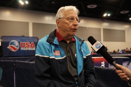 2023年12月16日，中美“乒乓外交”親歷者戴爾·斯威里斯在2023年美國(guó)乒乓球公開賽老年組比賽間隙接受新華社記者專訪。