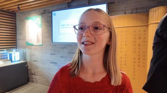 美國(guó)猶他州小學(xué)生米麗婭姆·居布萊接受記者采訪。