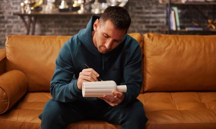 2023年10月，赤水河酒曬出的梅西為赤水河酒酒瓶簽名照片。 截圖自