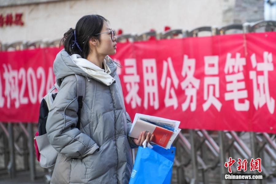 2023年11月26日，山西省太原市，考生步入考場(chǎng)。當(dāng)日，中央機(jī)關(guān)及其直屬機(jī)構(gòu)2024年度考試錄用公務(wù)員公共科目筆試舉行。<a target='_blank' href='/'><p  align=