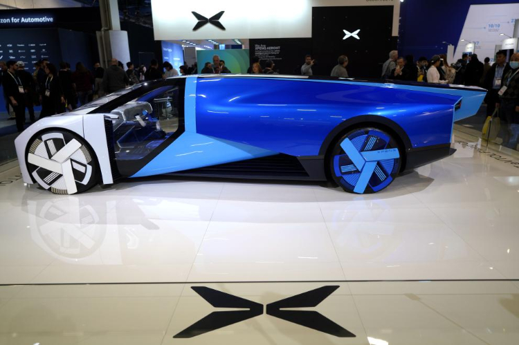 1月11日，人們?cè)诿绹?guó)拉斯維加斯消費(fèi)電子展小鵬公司展臺(tái)觀看電動(dòng)飛行汽車Aeroht。新華社記者吳曉凌攝