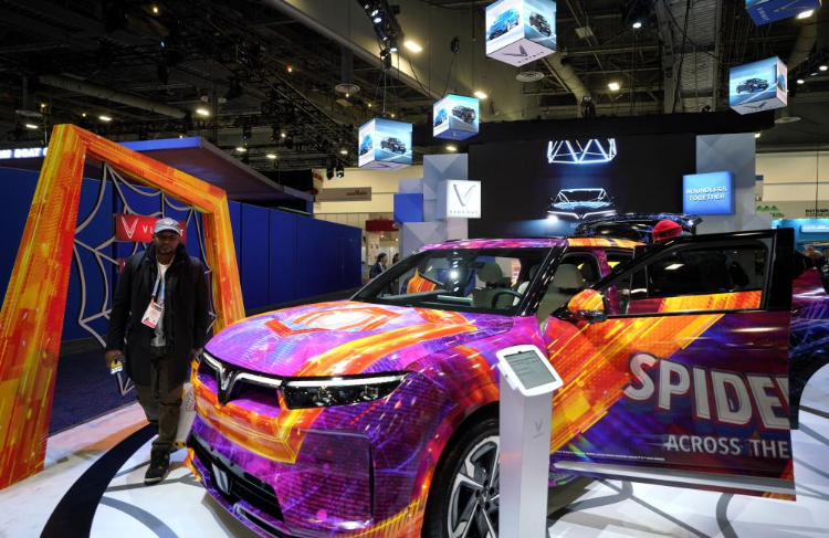 1月11日，人們?cè)诿绹?guó)拉斯維加斯消費(fèi)電子展越南電動(dòng)汽車制造商VinFast展臺(tái)參觀。新華社記者吳曉凌攝