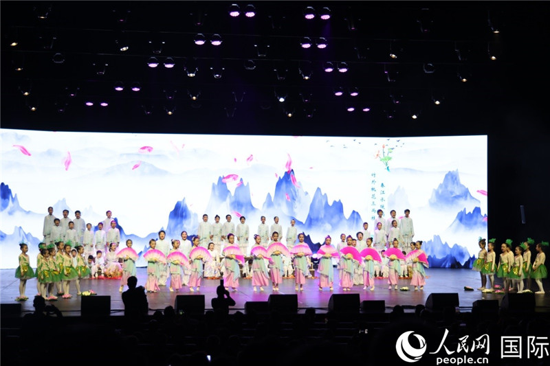 《四季詩(shī)韻》童聲詩(shī)朗誦表演。人民網(wǎng)記者 任皓宇攝