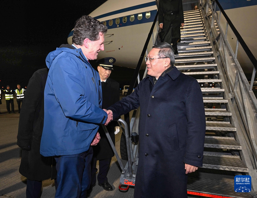 當(dāng)?shù)貢r(shí)間1月16日晚，應(yīng)愛(ài)爾蘭總理瓦拉德卡邀請(qǐng)，國(guó)務(wù)院總理李強(qiáng)乘包機(jī)抵達(dá)都柏林國(guó)際機(jī)場(chǎng)，開(kāi)始對(duì)愛(ài)爾蘭進(jìn)行正式訪(fǎng)問(wèn)。愛(ài)爾蘭環(huán)境、氣候與通訊部長(zhǎng)兼交通部長(zhǎng)瑞安等到機(jī)場(chǎng)迎接。新華社記者 饒愛(ài)民 攝