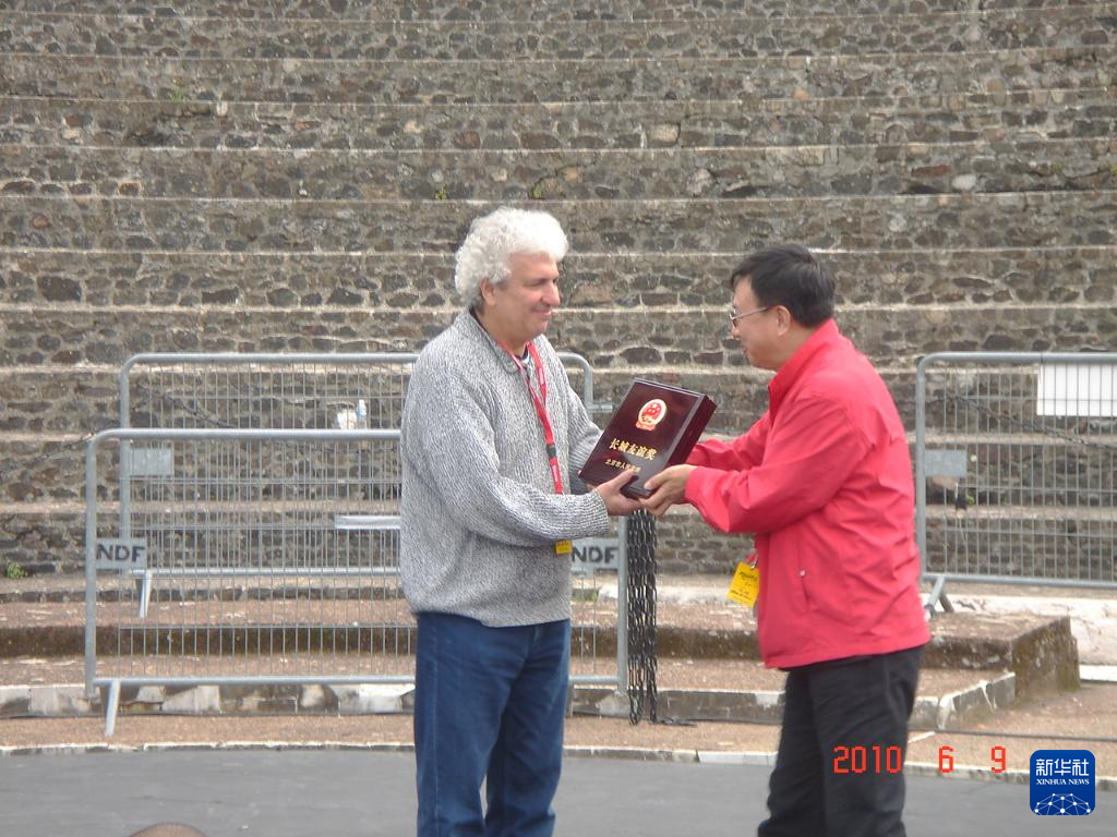 這是2010年帕特里克·索米耶（圖左）獲頒北京市人民政府授予的“長(zhǎng)城友誼獎(jiǎng)”時(shí)的資料照片。新華社發(fā)（受訪對(duì)象供圖）