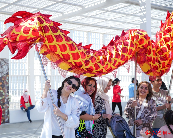 游客體驗舞龍。 人民網 塔里克·易卜拉欣攝