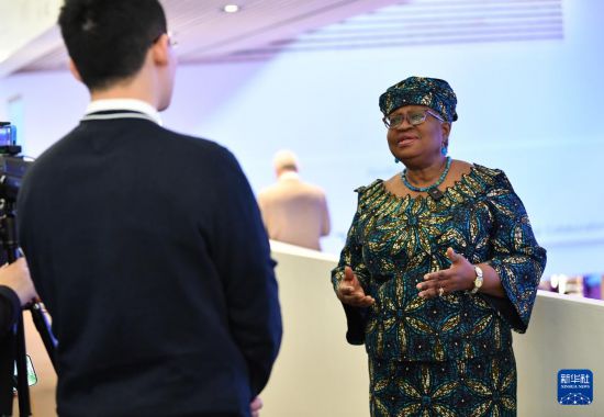 1月18日，世界貿(mào)易組織總干事伊維拉在瑞士達(dá)沃斯舉行的世界經(jīng)濟(jì)論壇2024年年會(huì)期間接受新華社記者專訪。新華社記者 連漪 攝