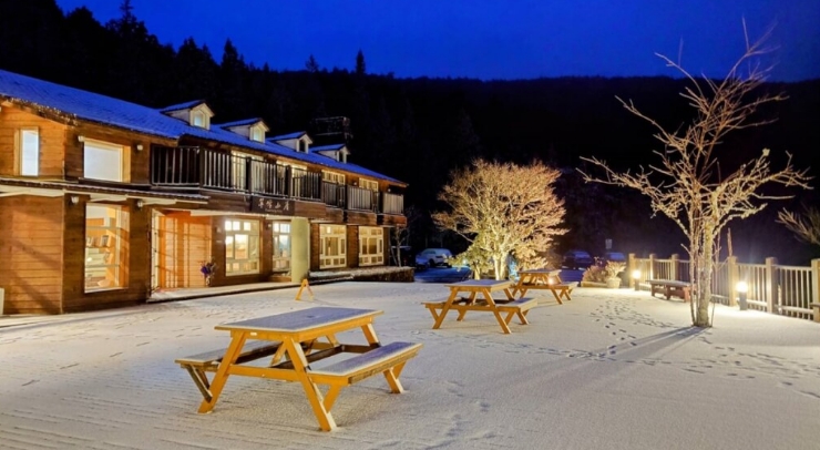 位在宜蘭縣內(nèi)的太平山森林游樂區(qū)23日凌晨開始下雪，園區(qū)翠峰山屋前一片雪白。圖片來源：臺灣“中央社”。