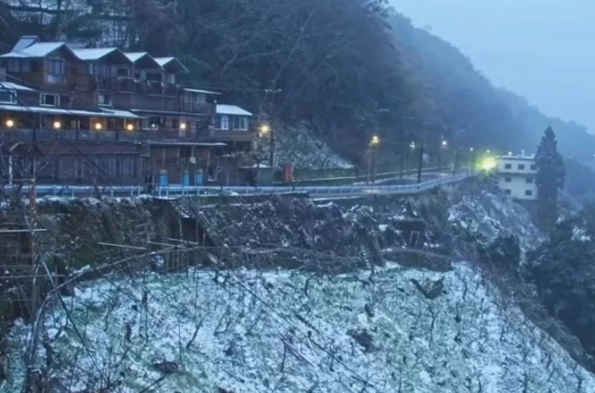 桃園市觀光旅游局22日新啟用的“上巴陵實時影像”的鏡頭下，現(xiàn)場呈現(xiàn)雪景。圖片來源：桃園市觀光旅游局。