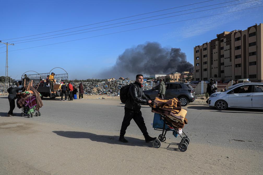 1月22日，在加沙地帶南部城市汗尤尼斯，人們逃離家園。新華社發(fā)（里澤克·阿卜杜勒賈瓦德攝）