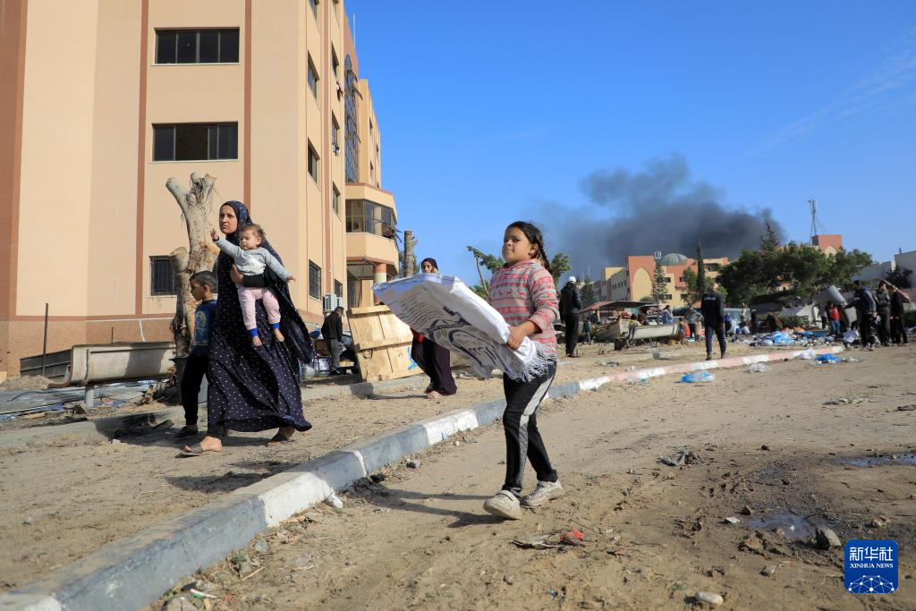 1月22日，加沙地帶南部城市汗尤尼斯遭到以軍攻擊后升起濃煙。新華社發(fā)（里澤克·阿卜杜勒賈瓦德攝）