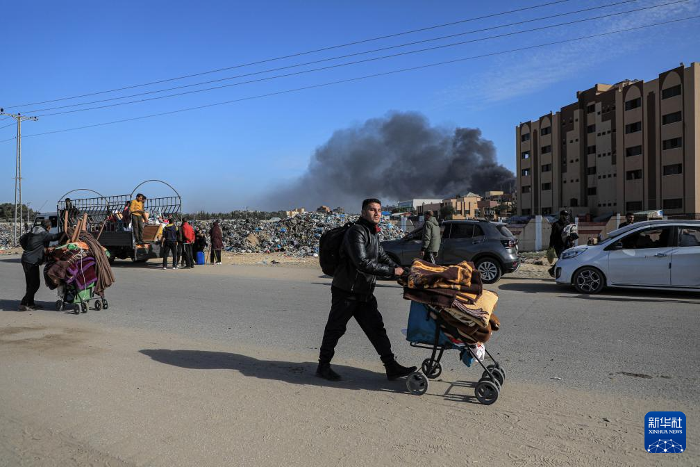 1月22日，在加沙地帶南部城市汗尤尼斯，人們逃離家園。新華社發(fā)（里澤克·阿卜杜勒賈瓦德攝）