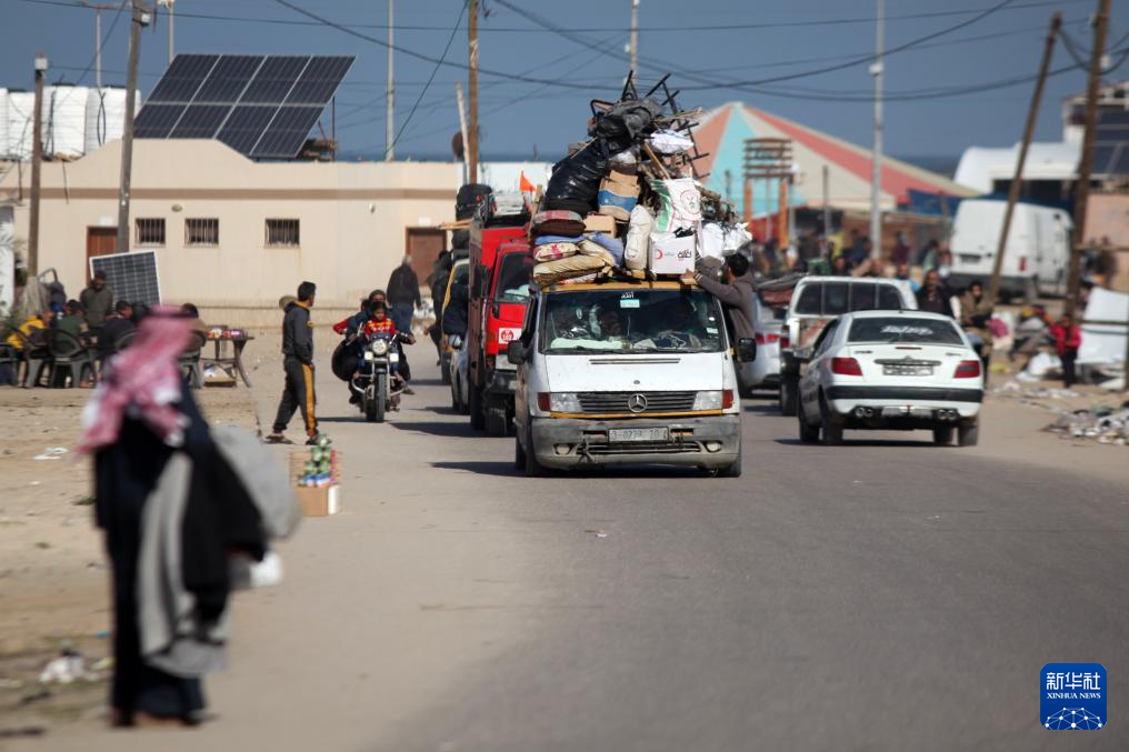 1月22日，在加沙地帶南部城市汗尤尼斯，人們逃離家園。新華社發(fā)（里澤克·阿卜杜勒賈瓦德攝）
