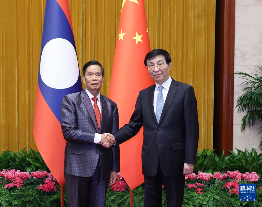 1月22日，中共中央政治局常委、全國(guó)政協(xié)主席王滬寧在北京會(huì)見(jiàn)老撾人民革命黨中央政治局委員、建國(guó)陣線中央委員會(huì)主席辛拉馮。新華社記者 王曄 攝