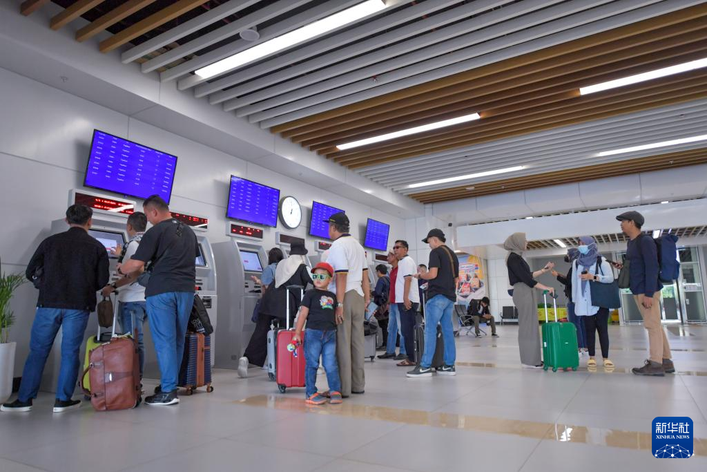 1月24日，在印度尼西亞雅加達(dá)哈利姆站，乘客使用自助取票機(jī)。新華社記者 徐欽 攝