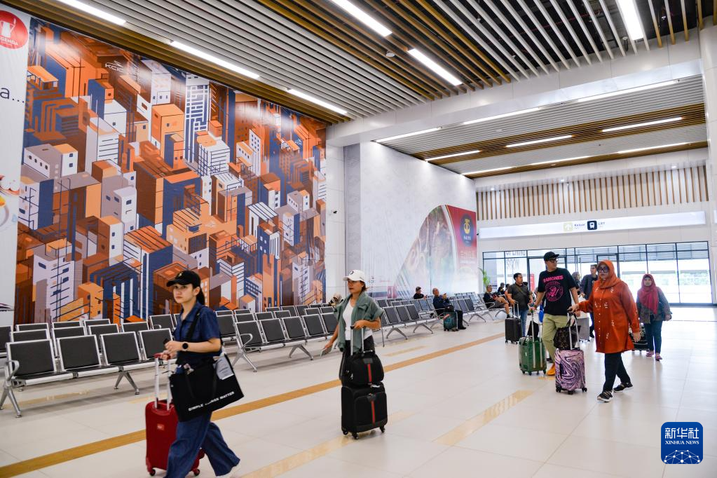 1月24日，在印度尼西亞雅加達(dá)哈利姆站，乘客在候車大廳內(nèi)行走。新華社記者 徐欽 攝