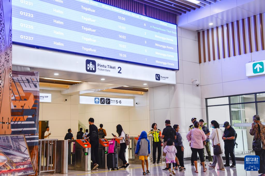 1月24日，在印度尼西亞雅加達(dá)哈利姆站候車大廳，乘客刷票前往站臺(tái)。新華社記者 徐欽 攝