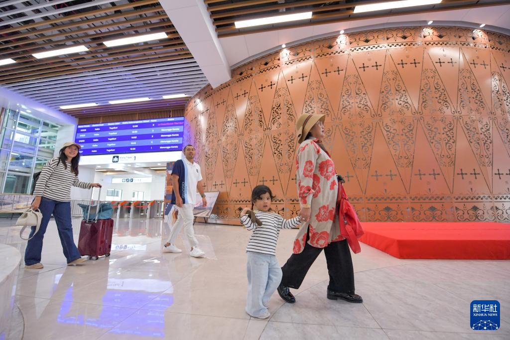 1月24日，在印度尼西亞雅加達(dá)哈利姆站，乘客在候車大廳內(nèi)行走。新華社記者 徐欽 攝