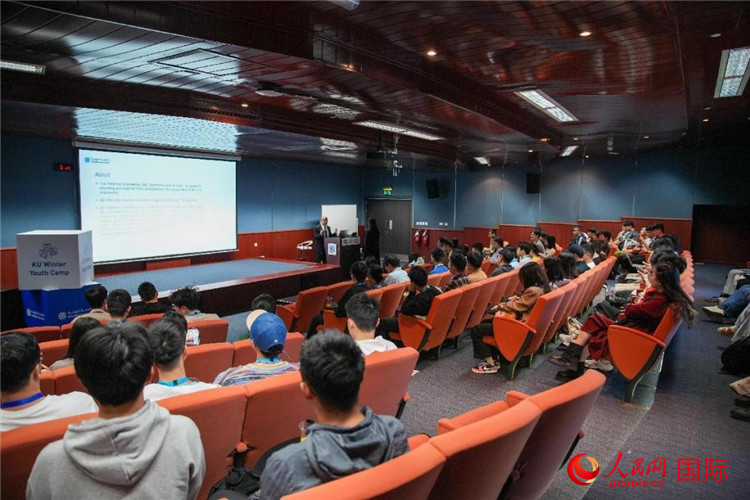 圖為23日，中國(guó)學(xué)生在聽取講座。人民網(wǎng)塔里克·易卜拉欣攝