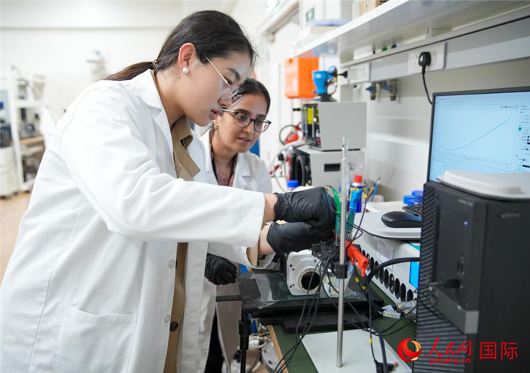 中國(guó)學(xué)生（左一）在嘗試操作電解水實(shí)驗(yàn)。人民網(wǎng)塔里克·易卜拉欣攝