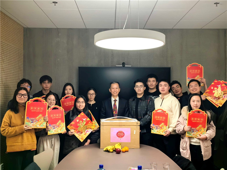 中國駐瑞典大使崔愛民看望慰問瑞典隆德大學(xué)中國留學(xué)生。中國駐瑞典大使館供圖