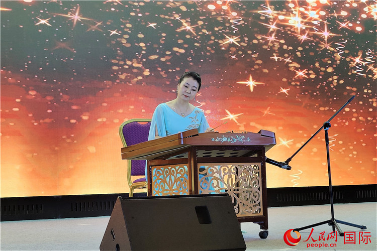 揚(yáng)琴演奏家劉艮演奏《夢(mèng)中的婚禮》。人民網(wǎng)記者 于宏建攝