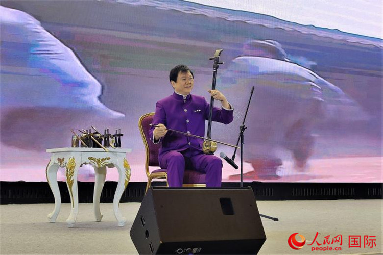 二胡演奏家、國(guó)家一級(jí)演員王之輝演奏《新春樂(lè)》。人民網(wǎng)記者 于宏建攝