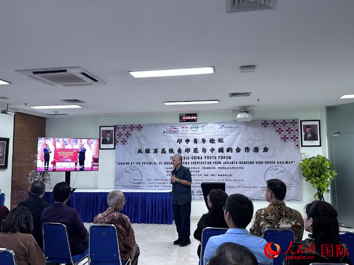 韓高路為與會(huì)嘉賓放映中印尼元首為雅萬高鐵正式開通運(yùn)營(yíng)揭幕的場(chǎng)景。人民網(wǎng)記者 曹師韻攝