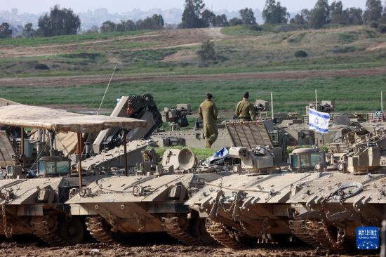 這是1月24日拍攝的加沙邊境以色列一側(cè)的以軍部隊。新華社發(fā)（吉爾·科恩·馬根攝）