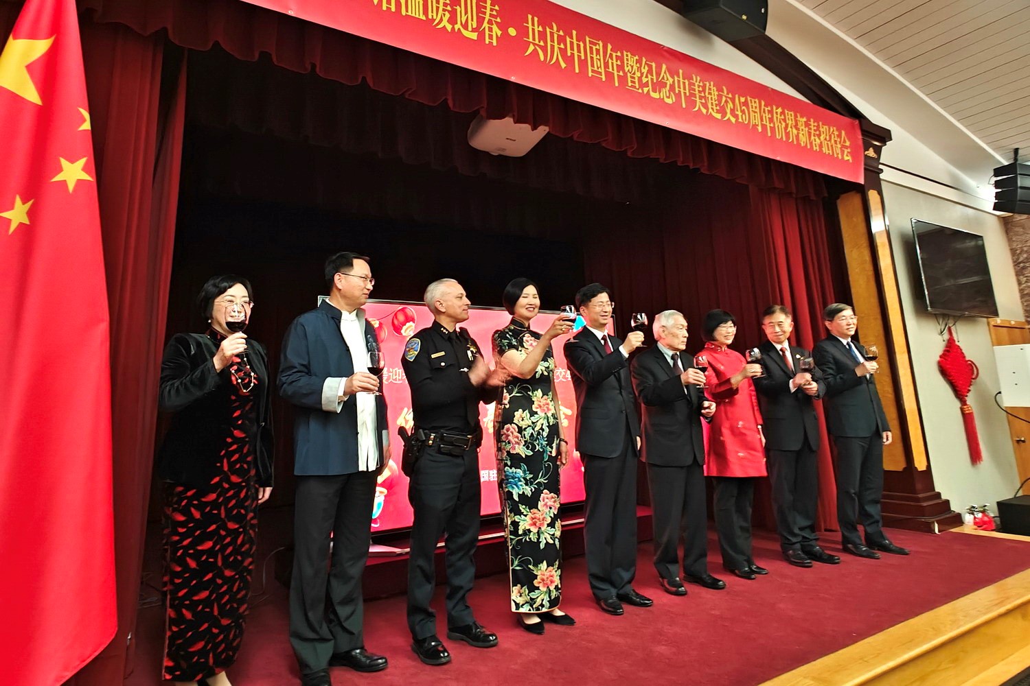 僑胞代表與駐舊金山總領館官員合影。主辦方供圖