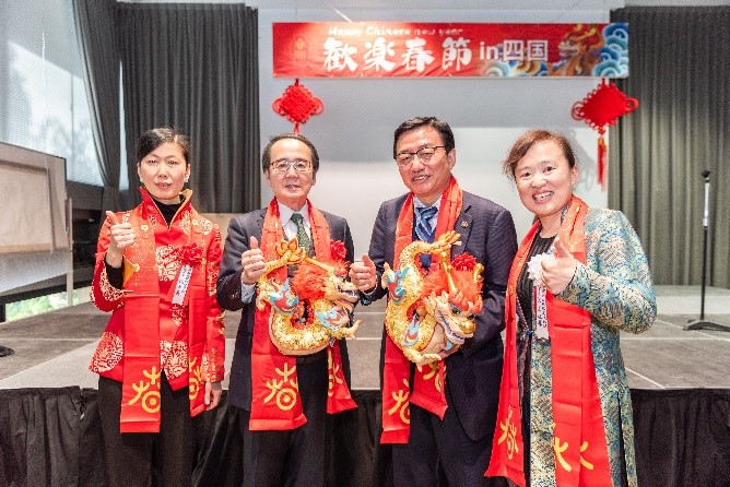 向池田知事、大西市長贈送“歡樂春節(jié)“吉祥龍。從左到右為魏有美副總領(lǐng)事、池田豊人知事、大西秀人市長、馬曉琛主任。中國駐大阪旅游辦事處供圖
