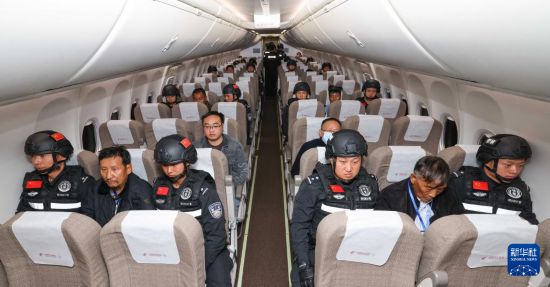 1月30日，白所成、白應(yīng)蒼、魏懷仁、劉正祥、劉正茂、徐老發(fā)等10名緬北重大犯罪嫌疑人在被押解回國(guó)的飛機(jī)上。新華社記者 殷剛 攝