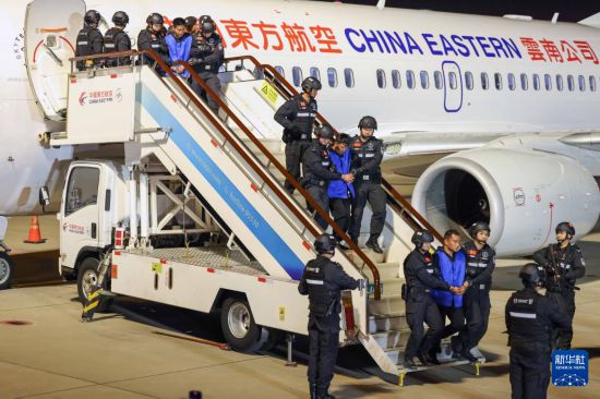 1月30日，在云南昆明長(zhǎng)水機(jī)場(chǎng)，白所成、白應(yīng)蒼、魏懷仁、劉正祥、劉正茂、徐老發(fā)等10名緬北重大犯罪嫌疑人被我公安機(jī)關(guān)成功押解回國(guó)。新華社記者 殷剛 攝