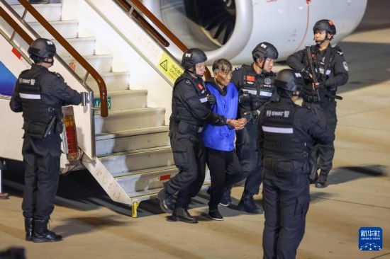 1月30日，在云南昆明長(zhǎng)水機(jī)場(chǎng)，緬北重大犯罪嫌疑人白所成被我公安機(jī)關(guān)成功押解回國(guó)。新華社記者 殷剛 攝