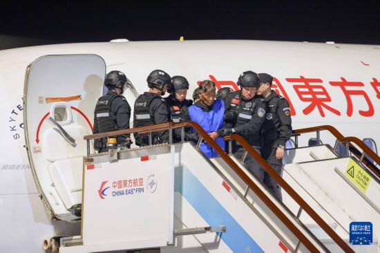1月30日，在云南昆明長(zhǎng)水機(jī)場(chǎng)，緬北重大犯罪嫌疑人白所成被我公安機(jī)關(guān)成功押解回國(guó)。新華社記者 殷剛 攝