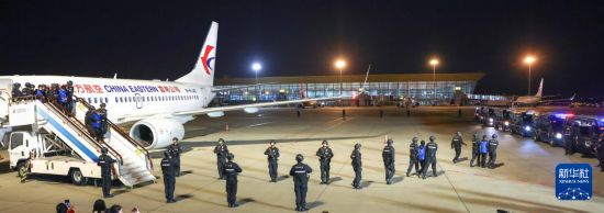 1月30日，在云南昆明長(zhǎng)水機(jī)場(chǎng)，白所成、白應(yīng)蒼、魏懷仁、劉正祥、劉正茂、徐老發(fā)等10名緬北重大犯罪嫌疑人被我公安機(jī)關(guān)成功押解回國(guó)。新華社記者 殷剛 攝