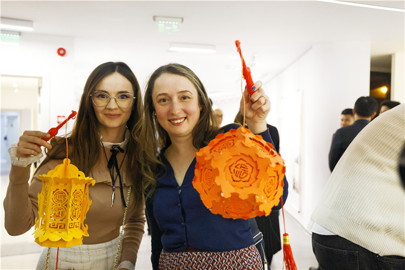 羅馬尼亞觀眾對(duì)泉州花燈愛(ài)不釋手。 布加勒斯特中國(guó)文化中心供圖