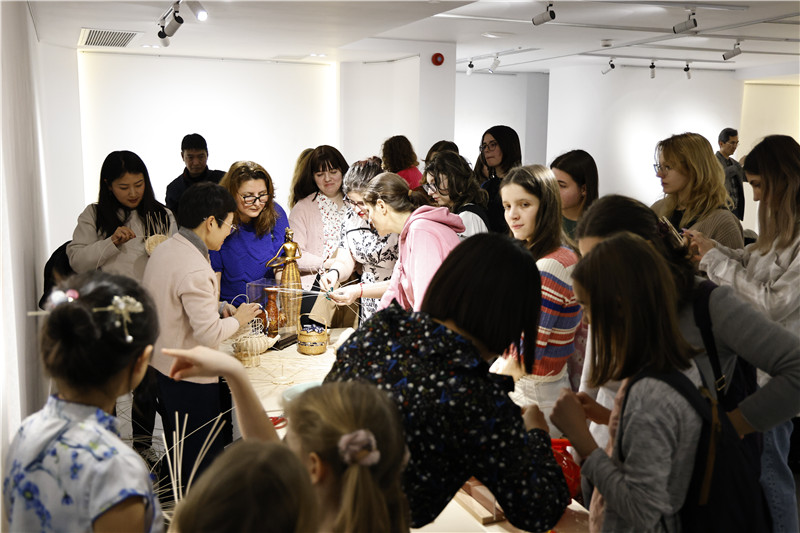 羅馬尼亞觀眾體驗(yàn)安溪竹藤編技藝。 布加勒斯特中國(guó)文化中心供圖