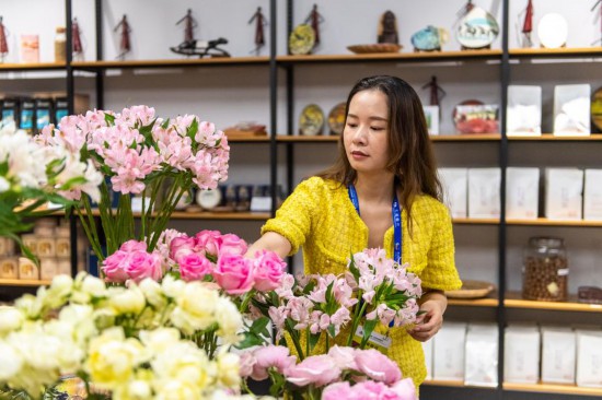 2023年7月1日，在位于湖南省長沙市的湖南高橋大市場，中非經(jīng)貿(mào)博覽會常設(shè)展館展區(qū)肯尼亞館工作人員在整理產(chǎn)自非洲的鮮花。新華社記者 陳思汗 攝