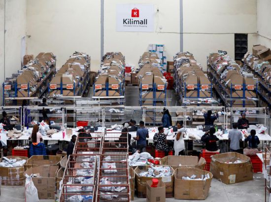 2023年11月11日，在肯尼亞姆洛隆戈，Kilimall員工在倉庫內(nèi)工作。新華社記者 李亞輝 攝