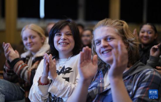 1月30日，在美國華盛頓州塔科馬市林肯中學(xué)，將于3月啟程赴華交流的林肯中學(xué)12年級學(xué)生蒙特塞拉特·羅梅羅-羅查（中）參加美國中學(xué)生赴華交流歡送儀式。新華社記者 吳曉凌 攝