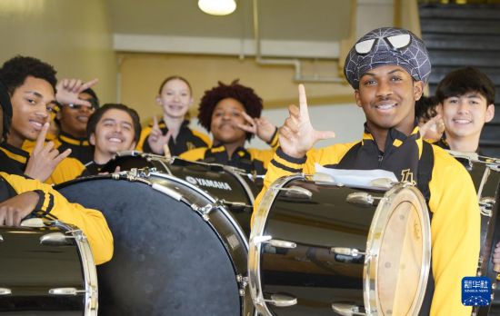 1月30日，在美國華盛頓州塔科馬市林肯中學(xué)，學(xué)校鼓樂隊(duì)準(zhǔn)備在美國中學(xué)生赴華交流歡送儀式上表演。新華社記者 吳曉凌 攝
