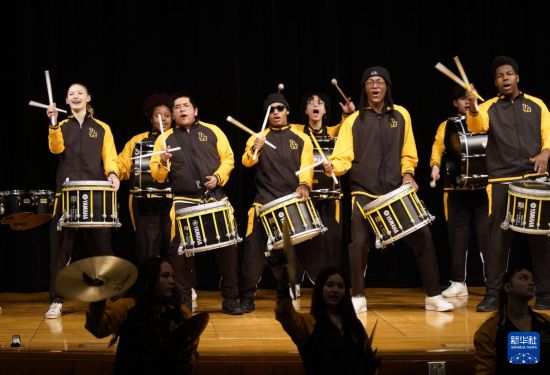 1月30日，在美國華盛頓州塔科馬市林肯中學(xué)，學(xué)校鼓樂隊(duì)在美國中學(xué)生赴華交流歡送儀式上表演。新華社記者 吳曉凌 攝