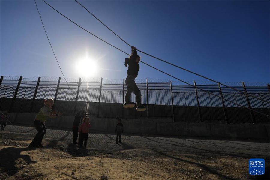 1月31日，在加沙地帶南部城市拉法同埃及邊境地區(qū)，巴勒斯坦兒童在玩耍。新華社發(fā)（亞西爾·庫迪攝）