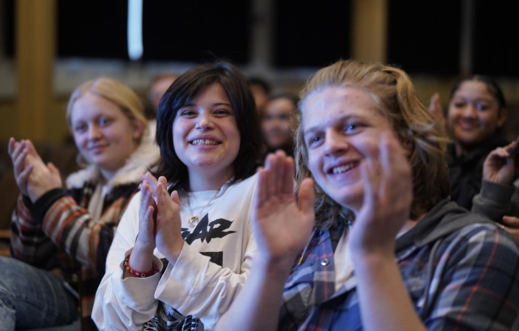 1月30日，在美國華盛頓州塔科馬市林肯中學(xué)，將于3月啟程赴華交流的林肯中學(xué)12年級學(xué)生蒙特塞拉特·羅梅羅-羅查（中）參加美國中學(xué)生赴華交流歡送儀式。新華社記者 吳曉凌 攝