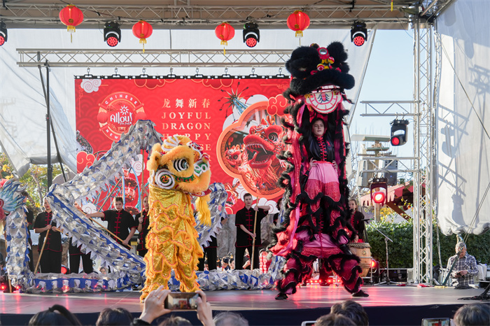 中國駐希臘大使館大使肖軍正與希方嘉賓為舞龍點睛。     希臘小朋友進行舞龍舞獅表演。《中希時報》供圖